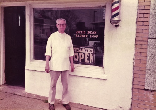 Ottis Bean in front of his barber shop in 1984.